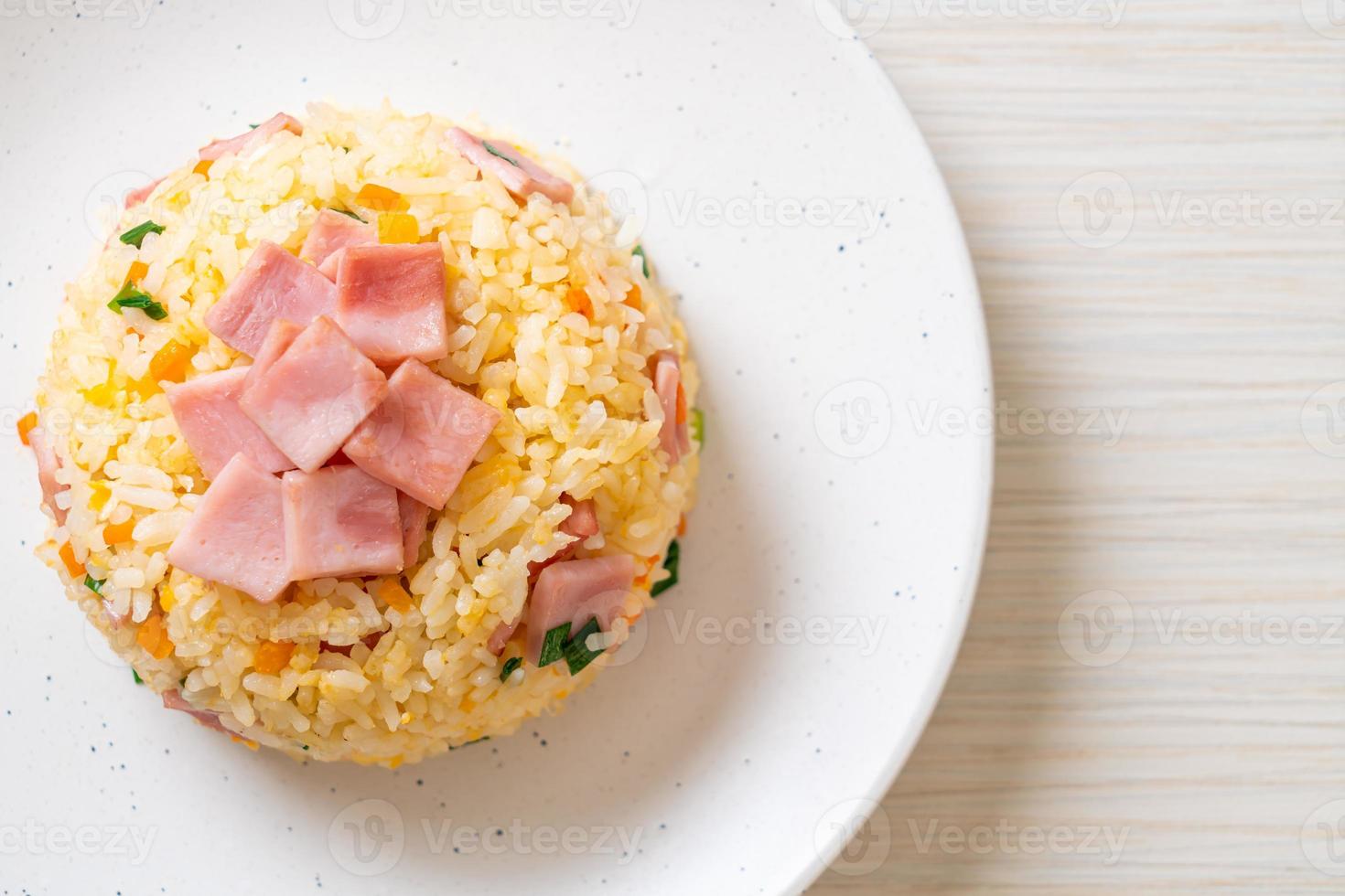 Homemnade arroz frito con jamón en la placa foto