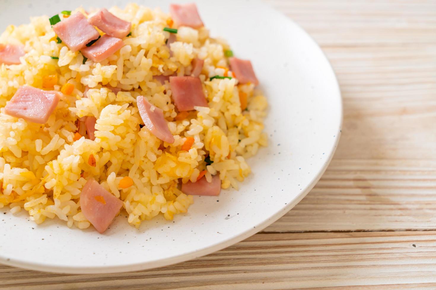 Homemnade arroz frito con jamón en la placa foto