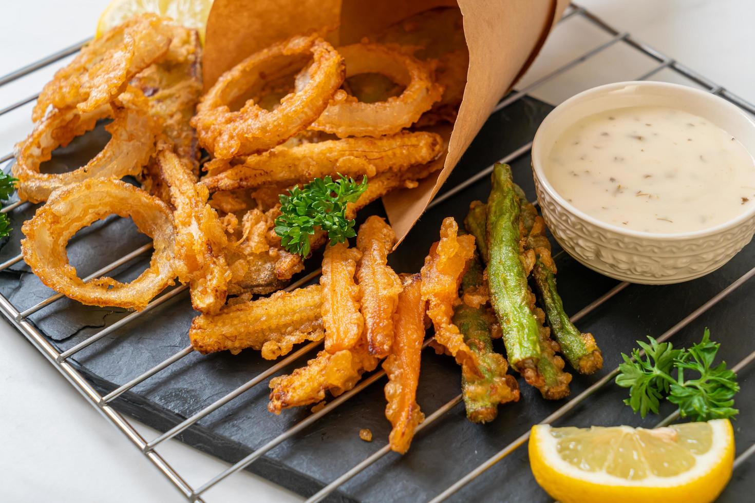 vegetales mixtos fritos de cebolla, zanahoria, maíz tierno, calabaza o tempura - estilo de comida vegetariana foto