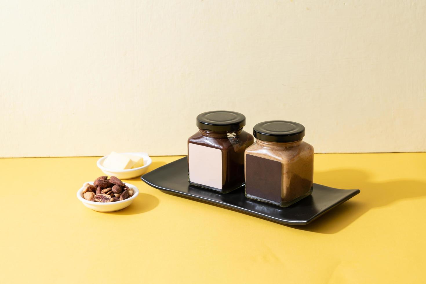 frasco de mantequilla de almendras y mantequilla de chocolate con almendras foto