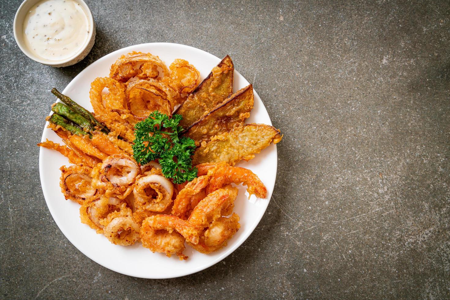 mariscos fritos de camarones y calamares con mezcla de vegetales - estilo de comida poco saludable foto