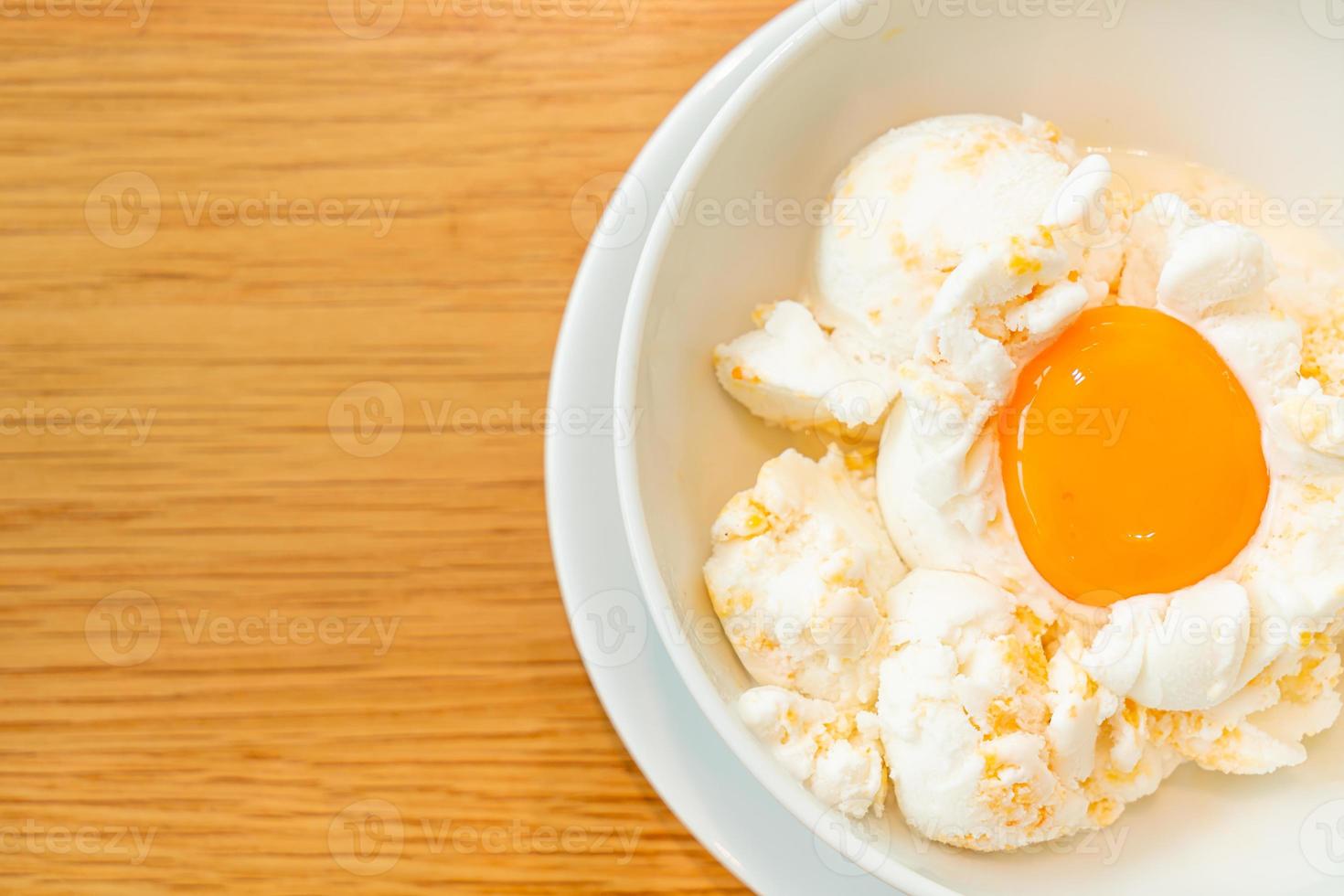 helado de huevo congelado con yema de huevo foto