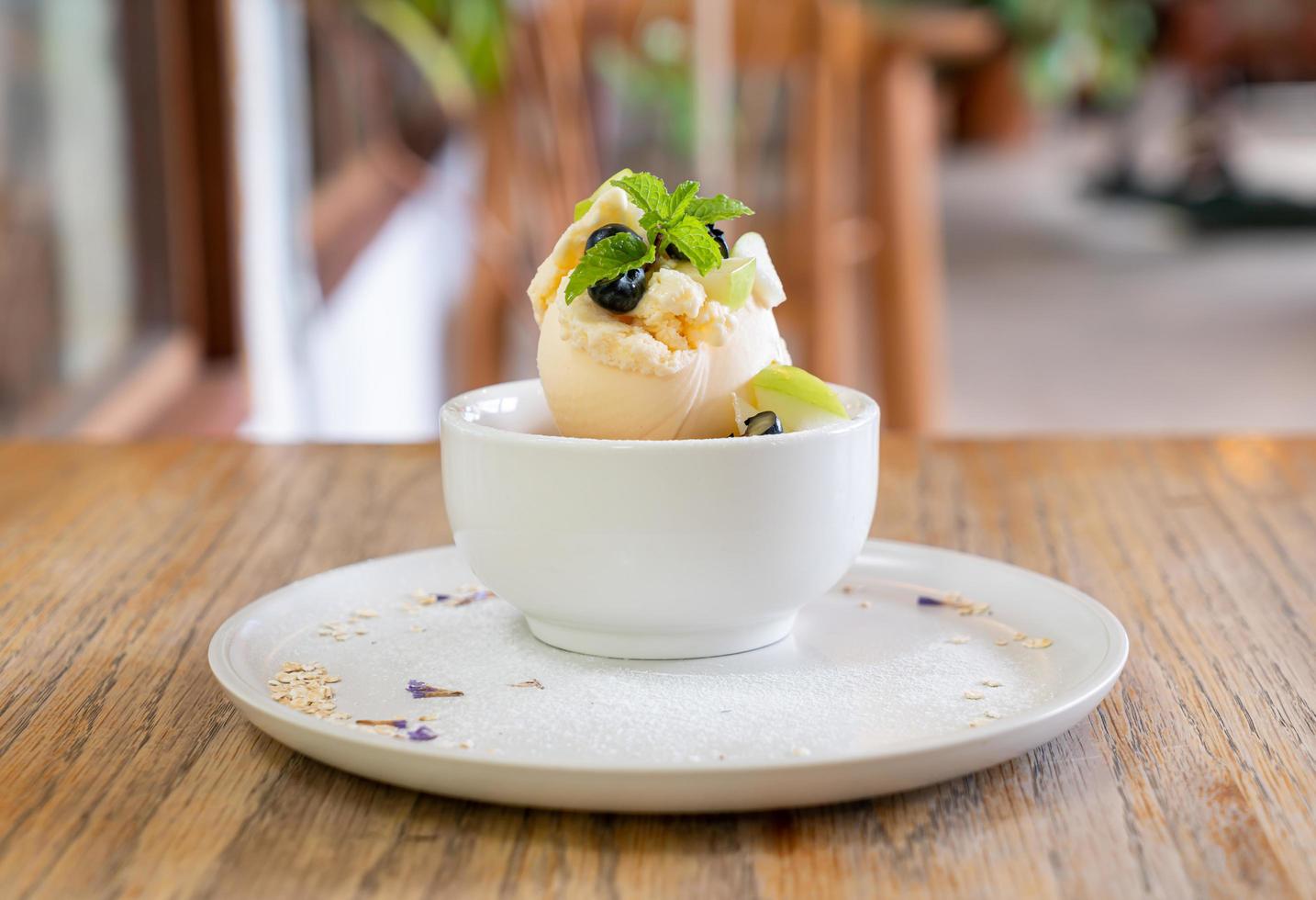 Helado de vainilla con manzana fresca y crumble de manzana en cafetería y restaurante foto