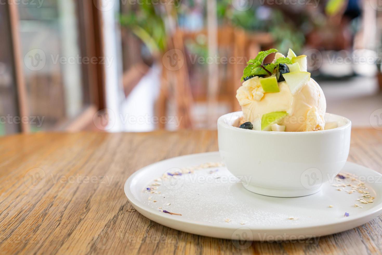 Helado de vainilla con manzana fresca y crumble de manzana en cafetería y restaurante foto