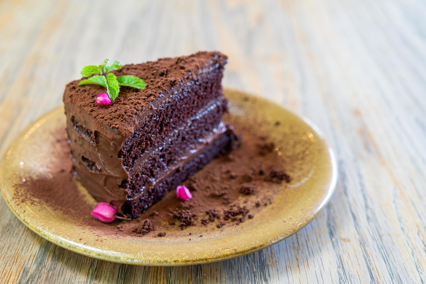 Tarta de chocolate con menta en un plato en cafetería y restaurante foto
