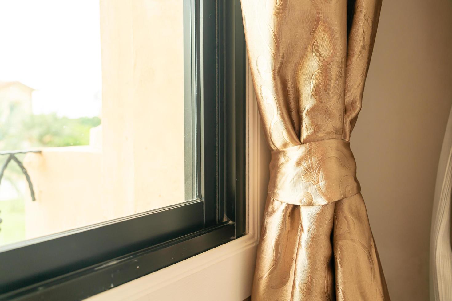 Cortina de primer plano con la luz del sol desde la ventana foto