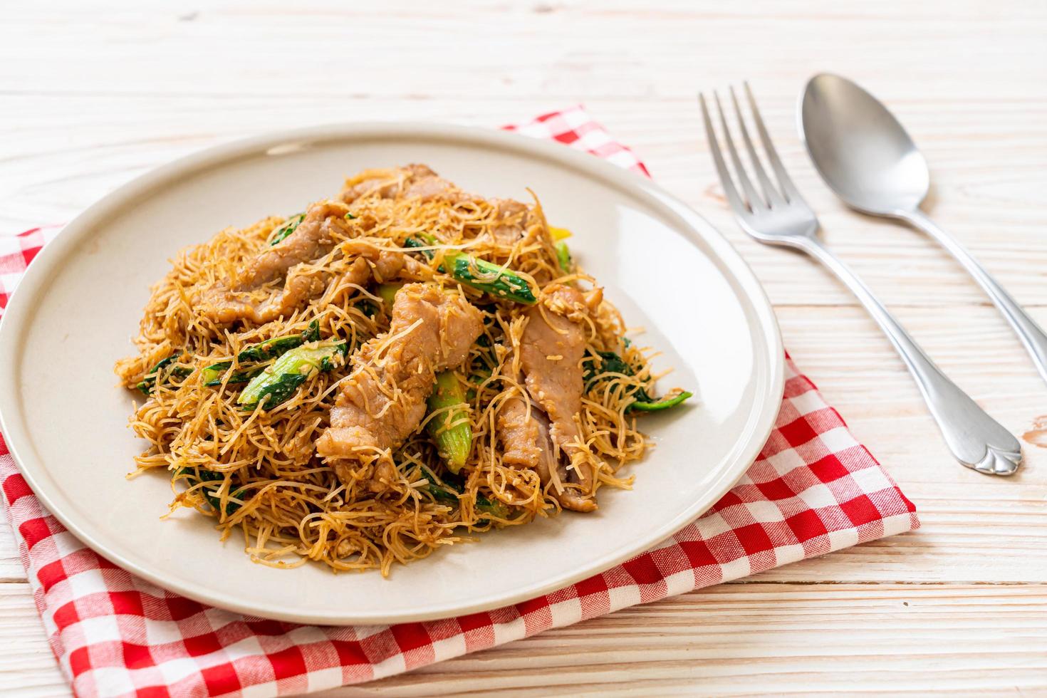 fideos de fideos de arroz salteados con salsa de soja negra y cerdo foto