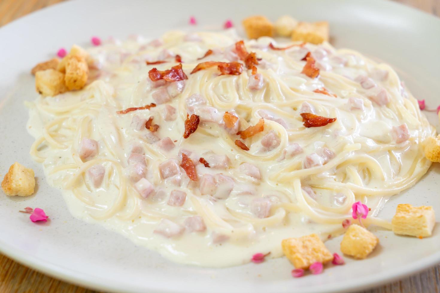 salsa de crema de espaguetis a la carbonara con tocino - estilo de comida italiana foto