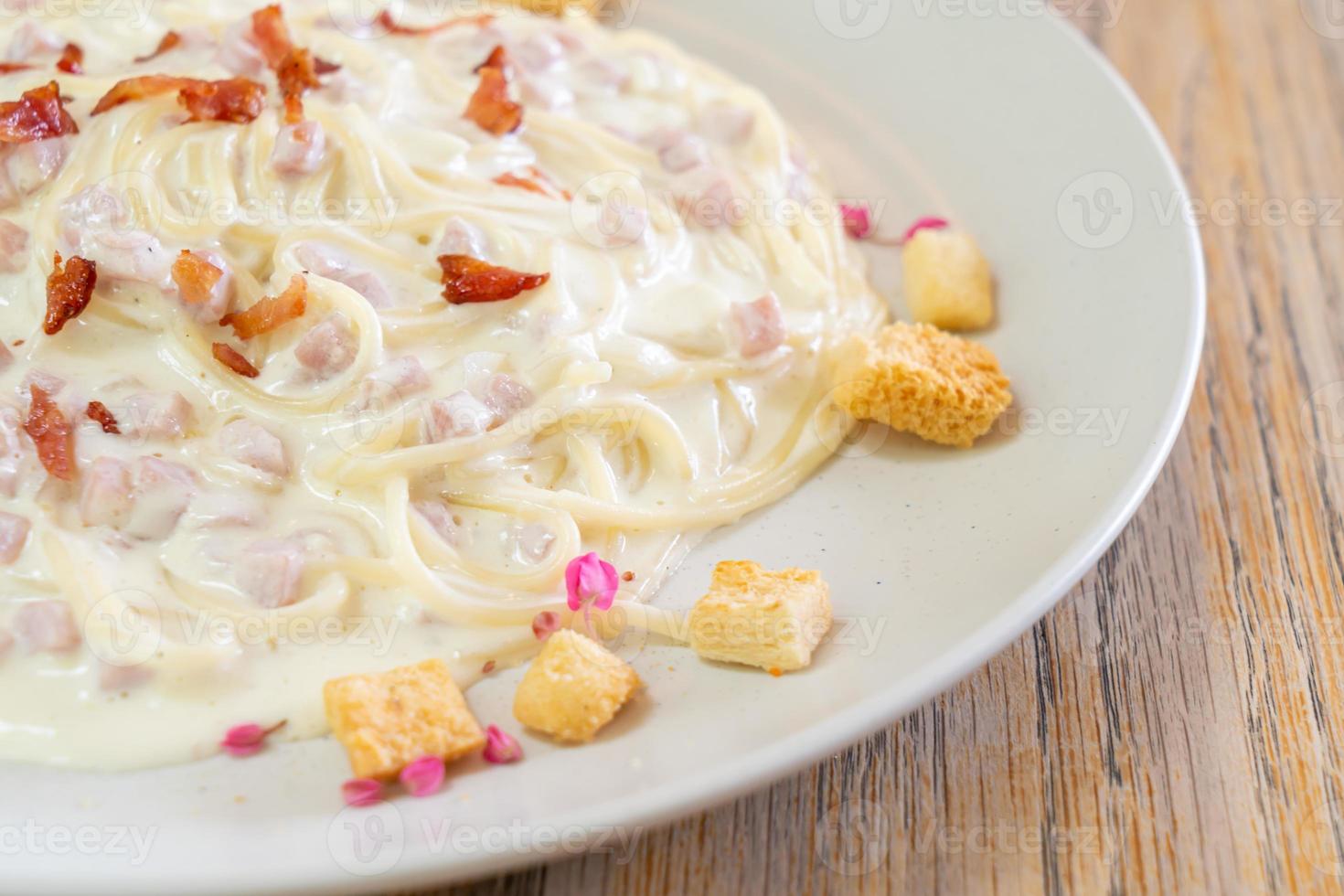 salsa de crema de espaguetis a la carbonara con tocino - estilo de comida italiana foto