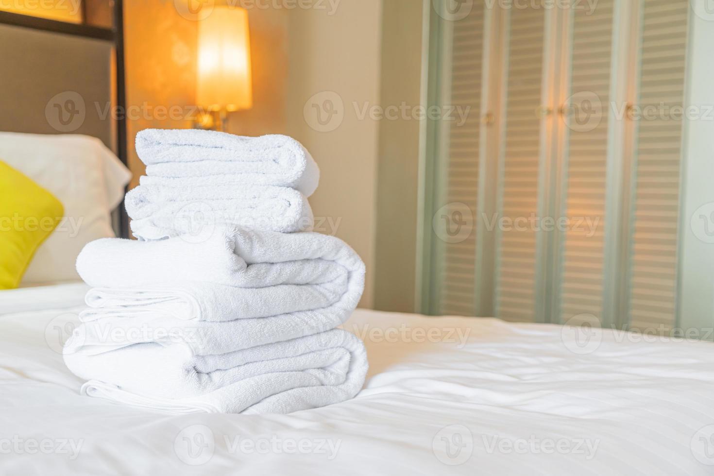 Pliegue de toalla blanca en la cama en el hotel resort foto