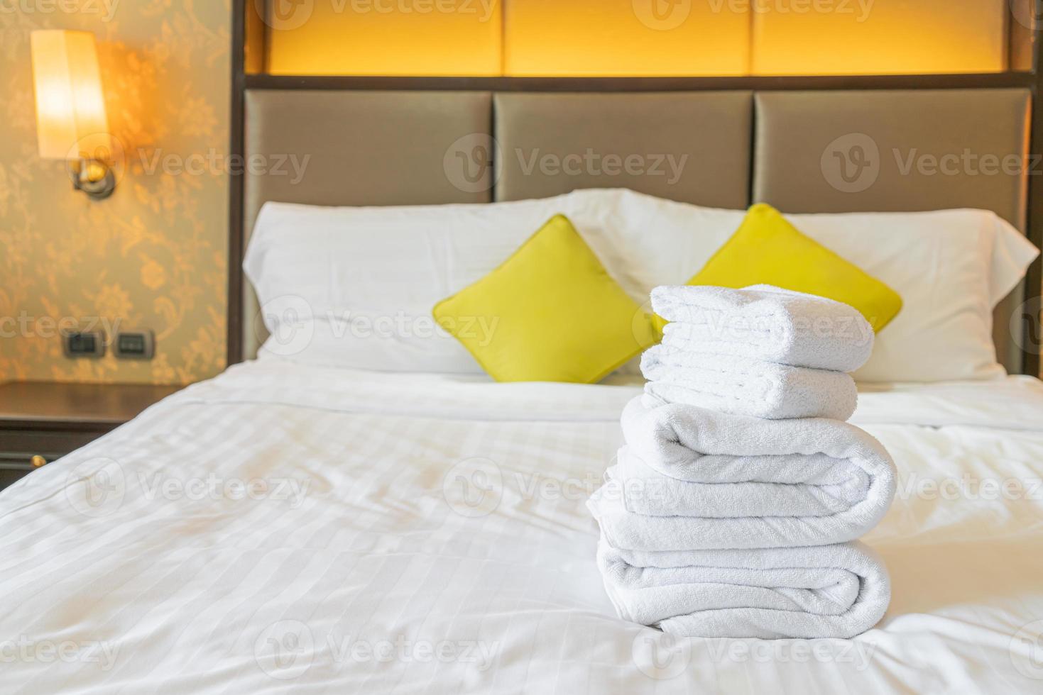 Pliegue de toalla blanca en la cama en el hotel resort foto