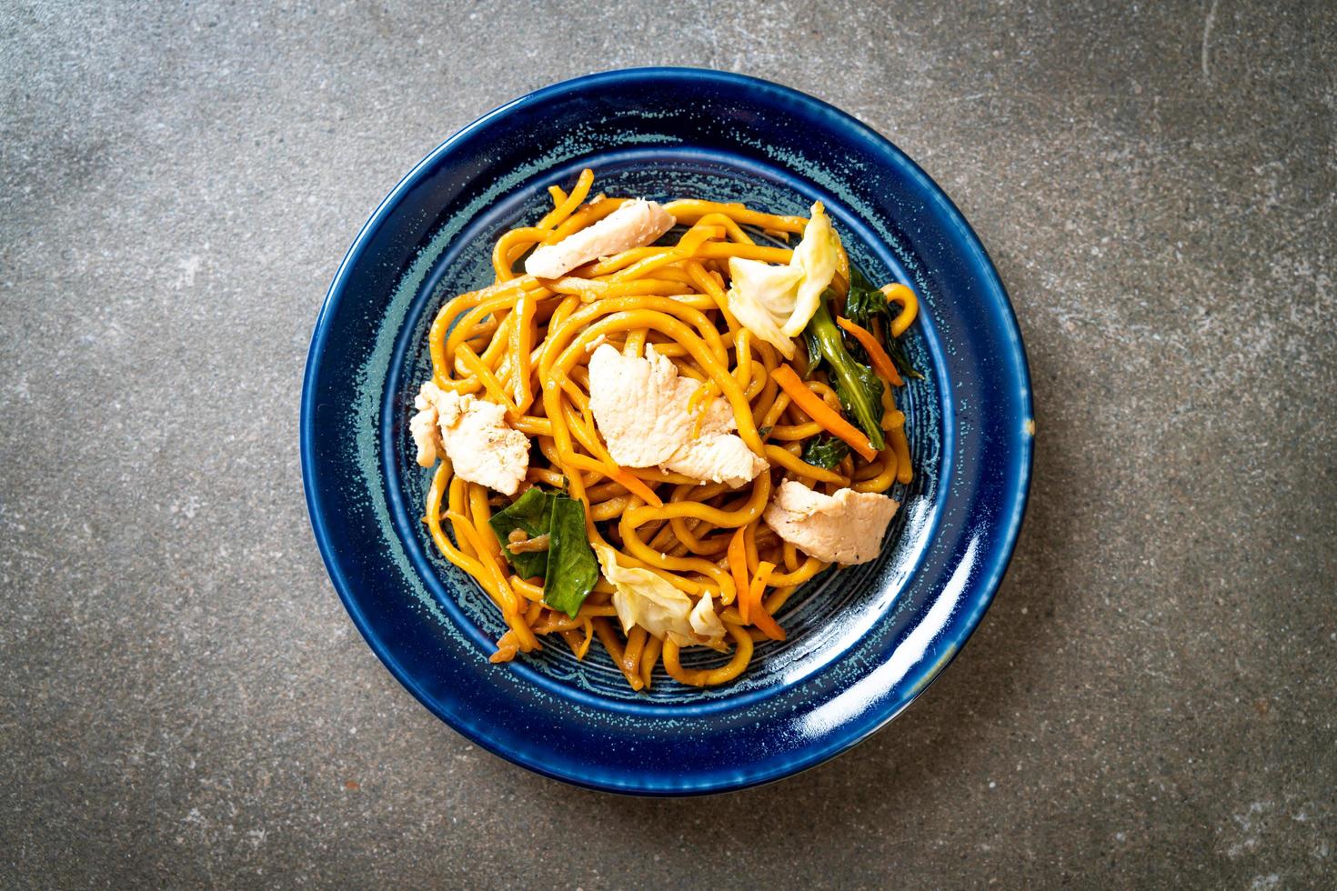 fideos yakisoba salteados con pollo al estilo de comida asiática foto