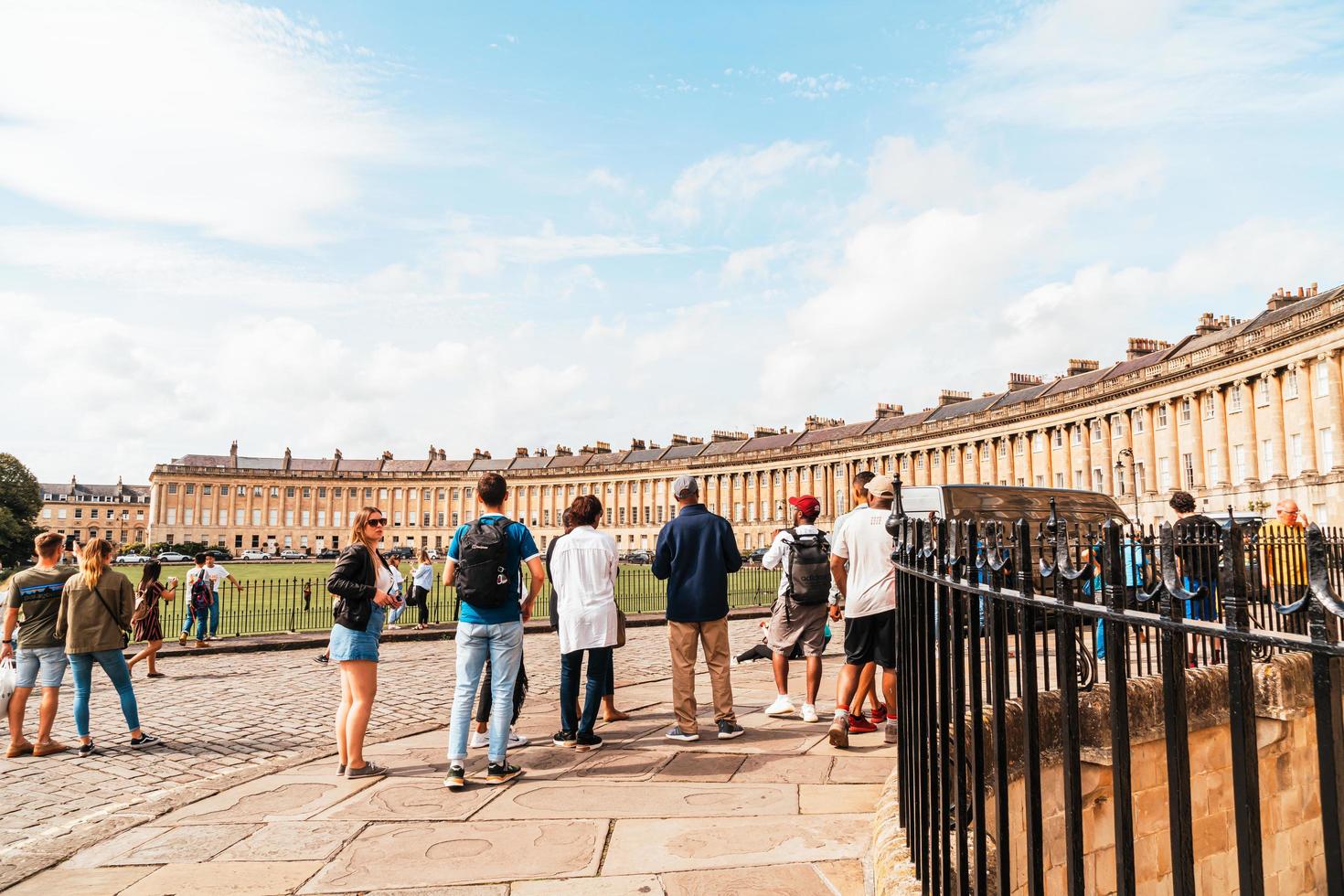 Bath, Inglaterra - 30 de agosto de 2019 - El famoso Royal Crescent en Bath Somerset England, Reino Unido. foto