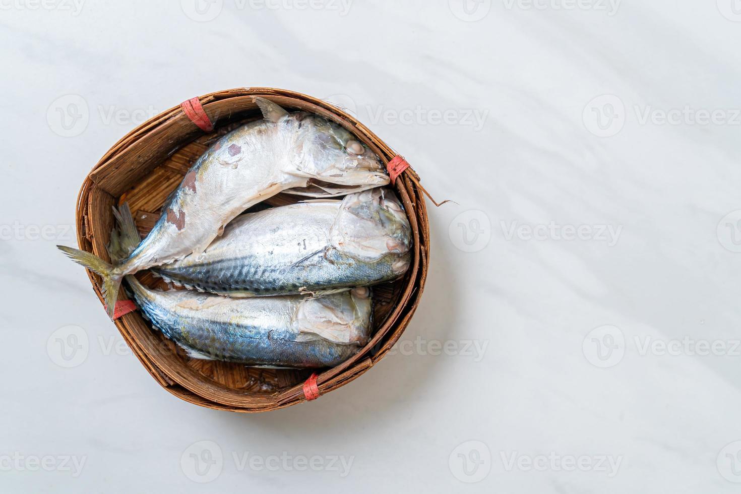 Pescado caballa al vapor en canasta de bambú foto