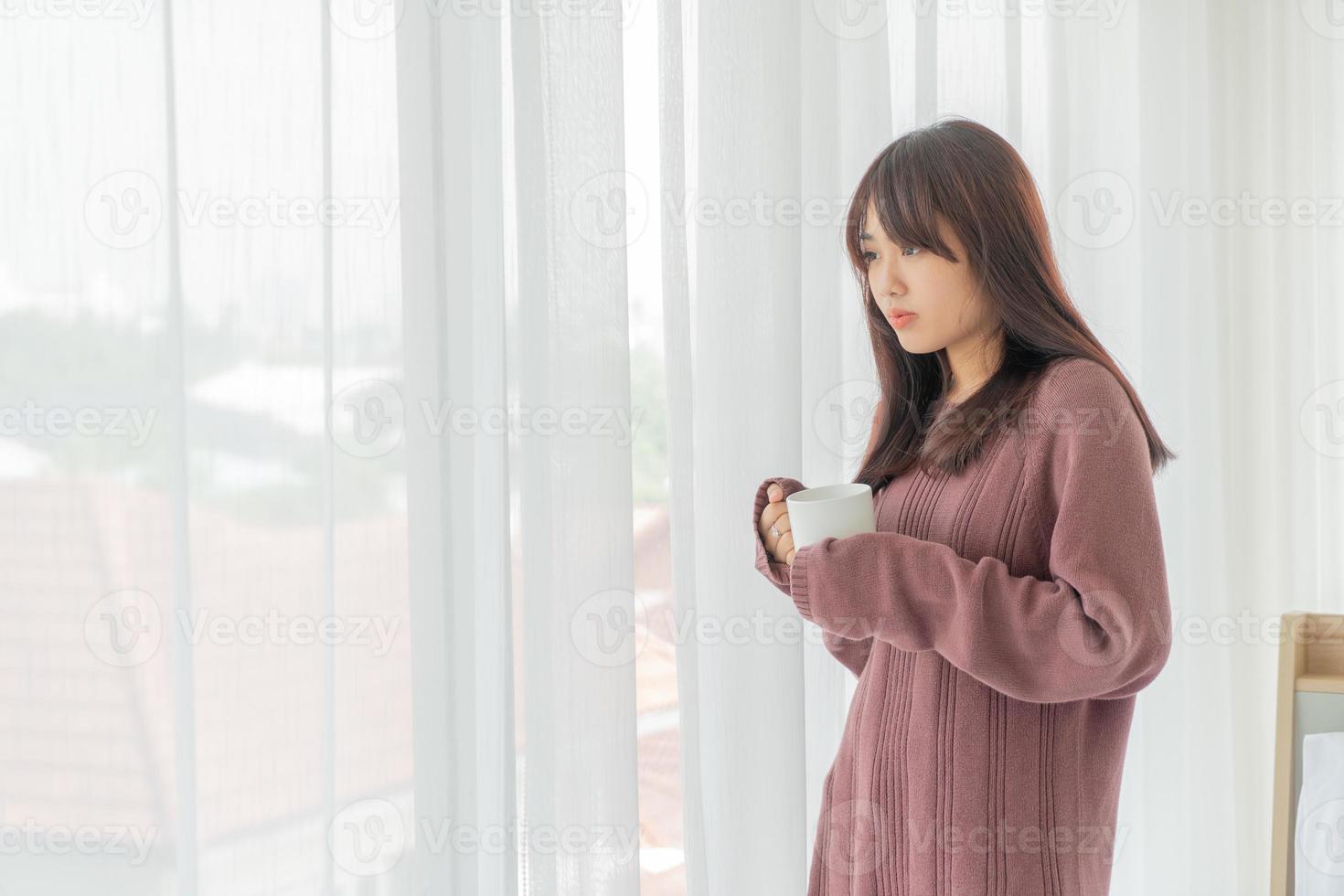 hermosa mujer asiática tomando café en la mañana foto