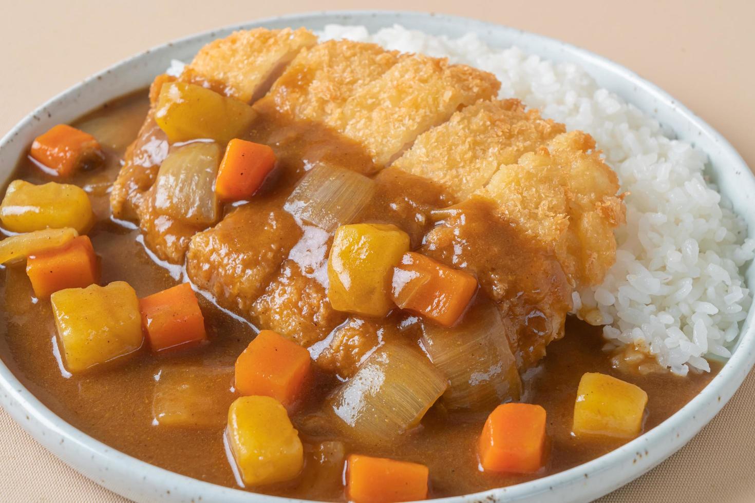 Chuleta de cerdo frita al curry con arroz - estilo de comida japonesa foto