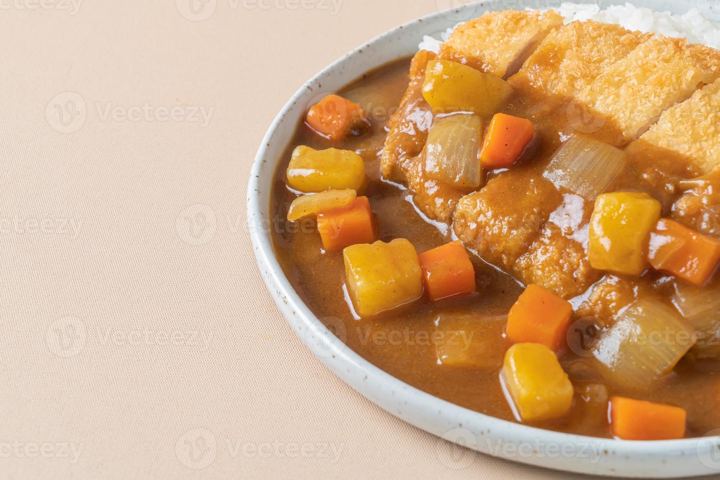 Chuleta de cerdo frita al curry con arroz - estilo de comida japonesa foto