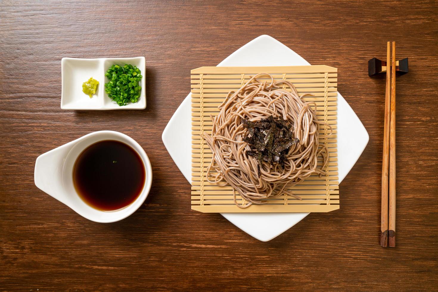 fideos soba de trigo sarraceno fríos o ramen zaru - estilo de comida japonesa foto