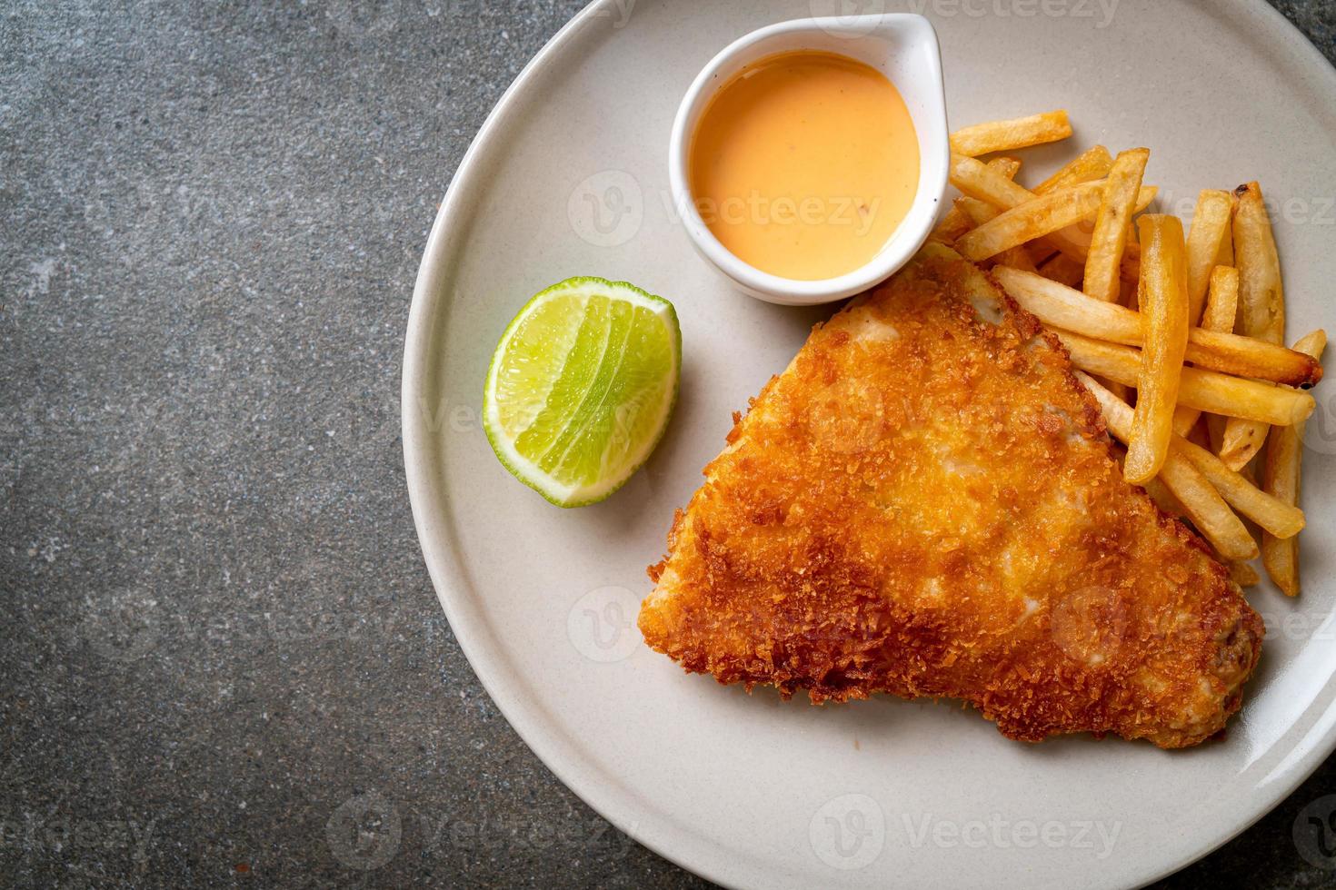 pescado frito y patatas fritas foto