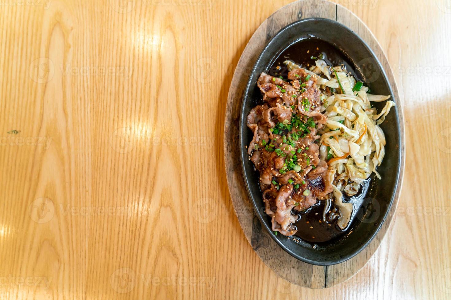cerdo teriyaki en sartén caliente con repollo - estilo de comida japonesa foto