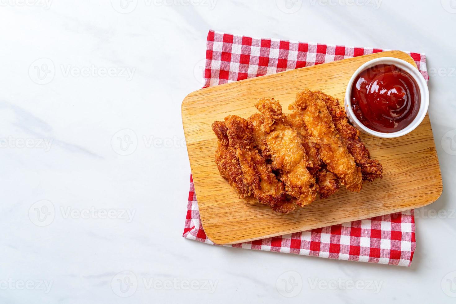 palito de pollo frito con salsa de tomate foto