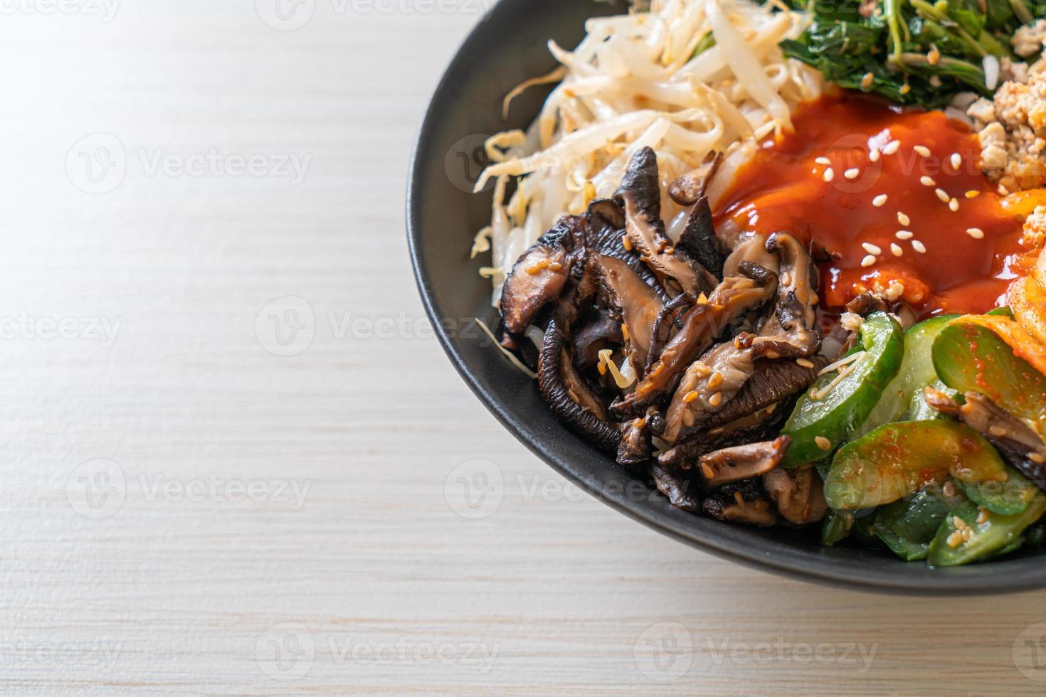 ensalada picante coreana con arroz - comida tradicional coreana, bibimbap foto