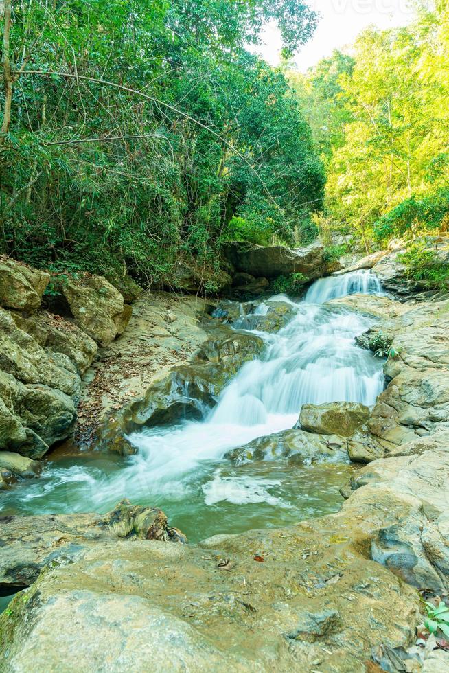 cascada de mae sa en tailandia foto