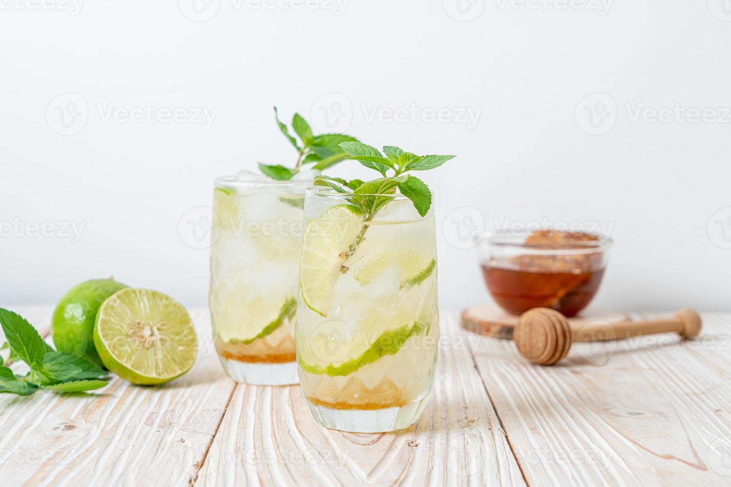 Miel helada y refresco de lima con menta - bebida refrescante foto