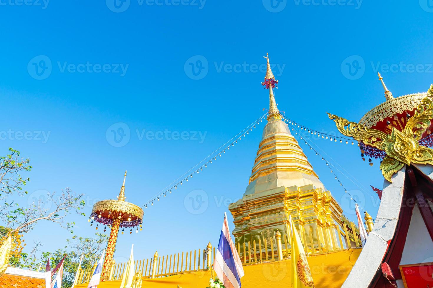 wat phra that doi kham o templo de la montaña dorada foto