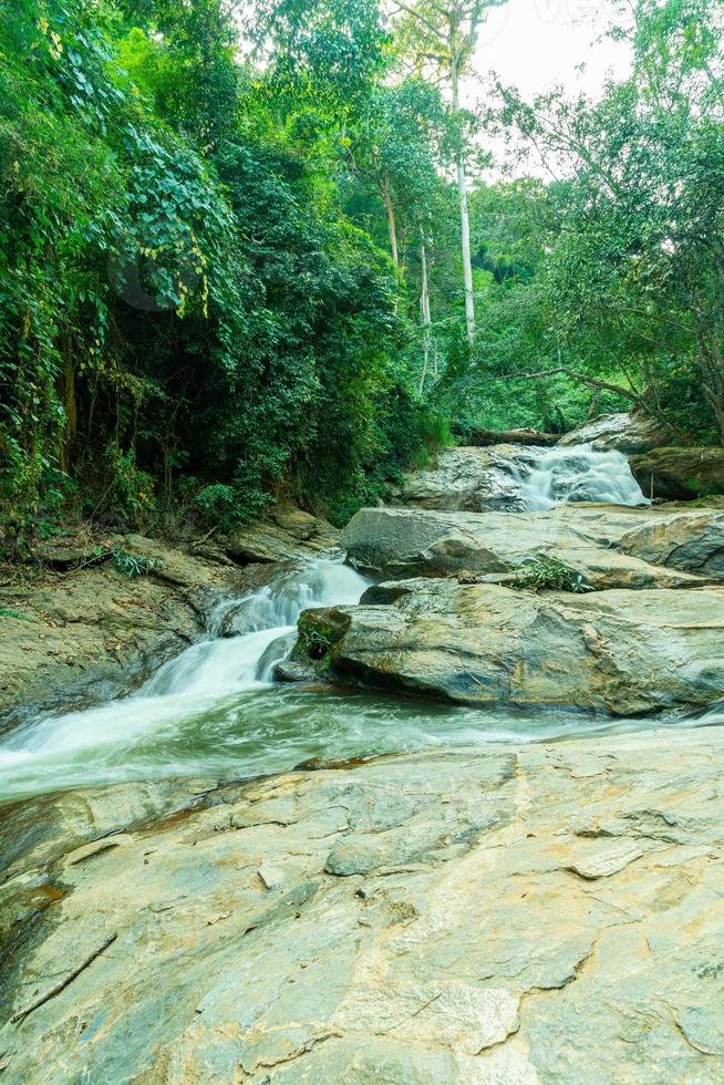 cascada de mae sa en tailandia foto