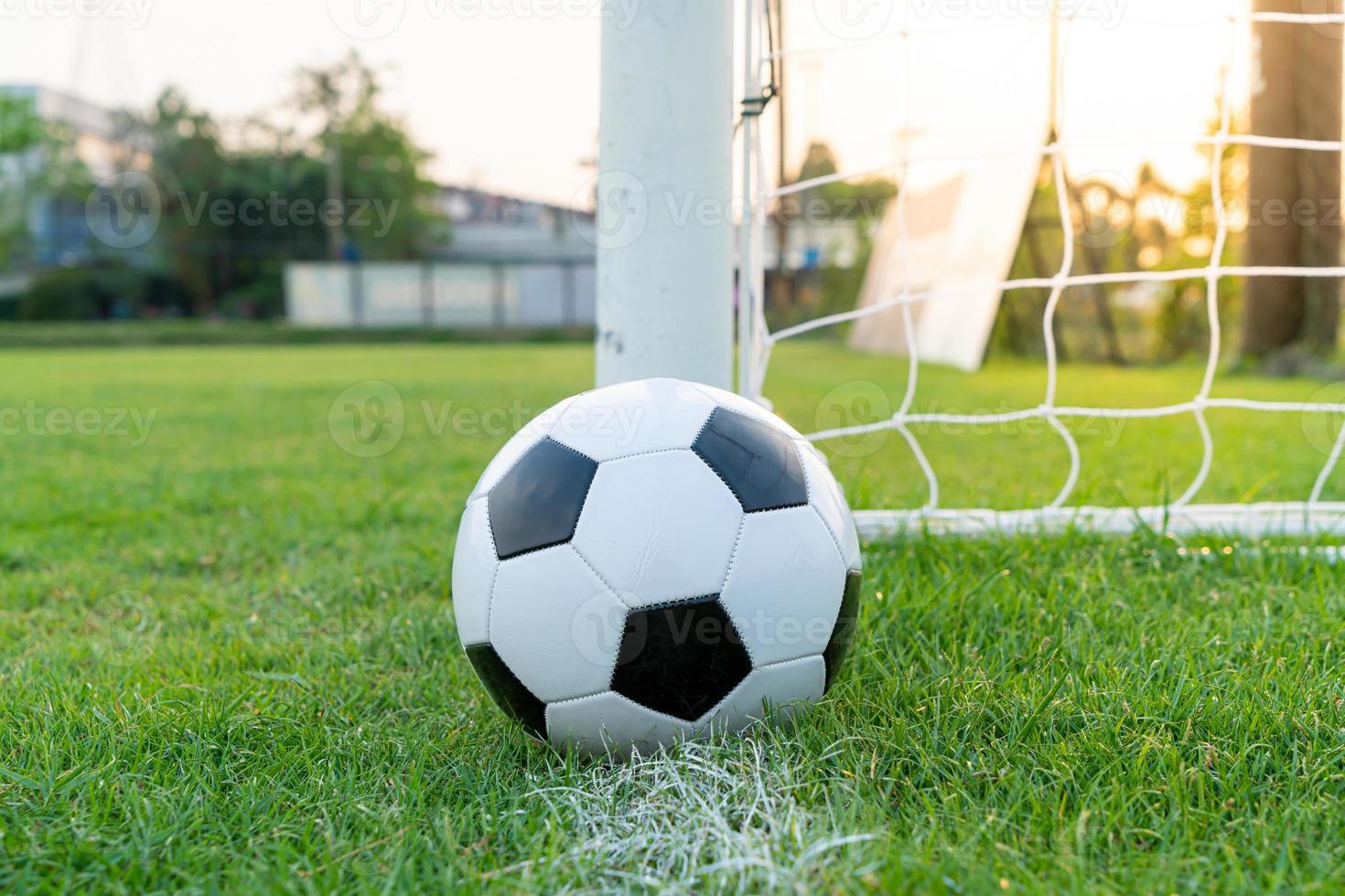 balón de fútbol en el campo de pelota foto