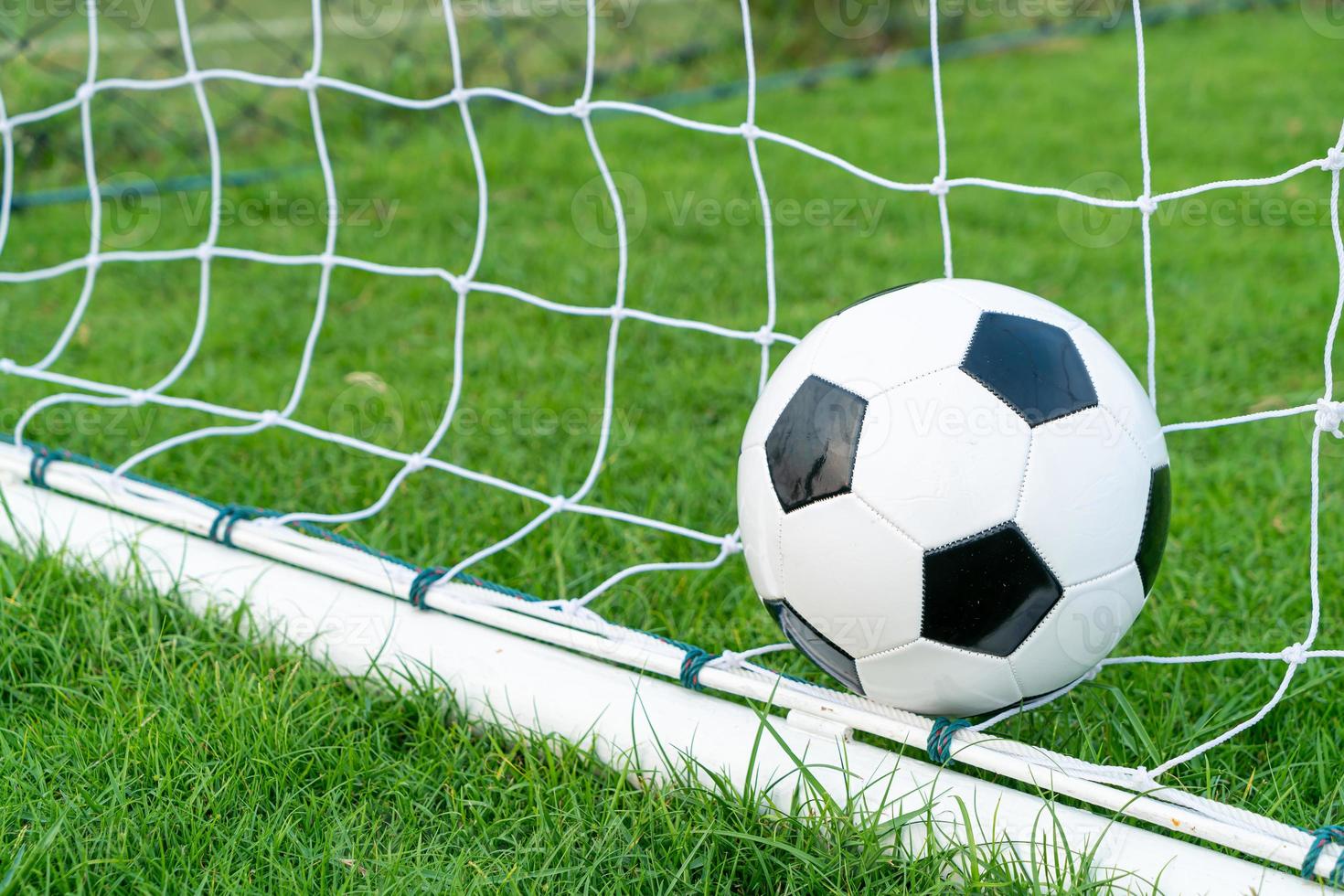 balón de fútbol en el campo de pelota foto