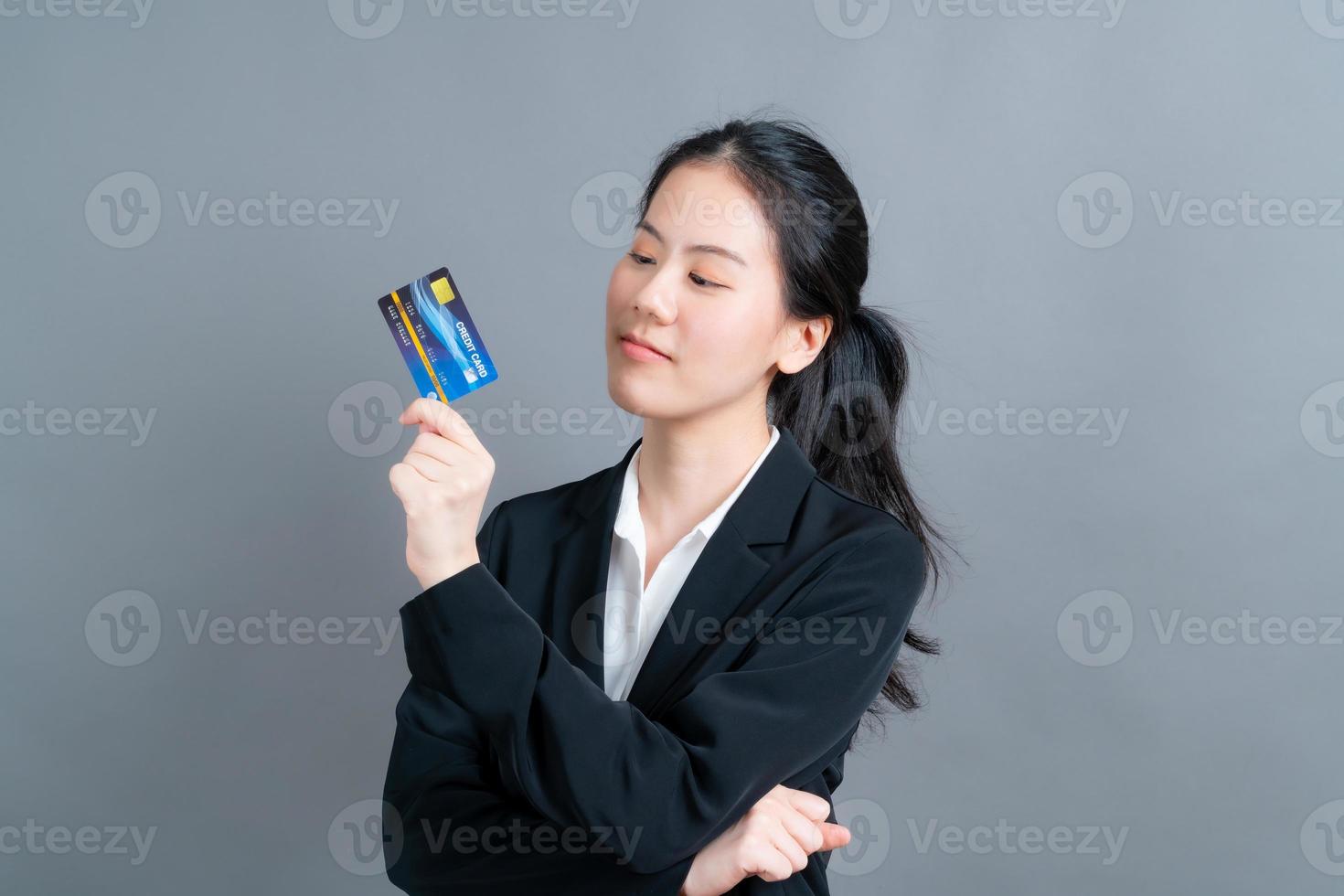 retrato, de, un, encantador, joven, mujer asiática, actuación, tarjeta de crédito foto