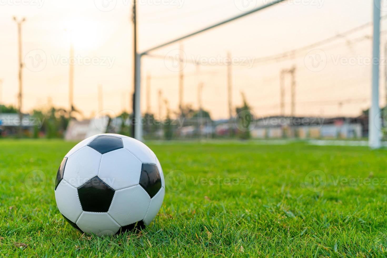 balón de fútbol en el campo de pelota foto