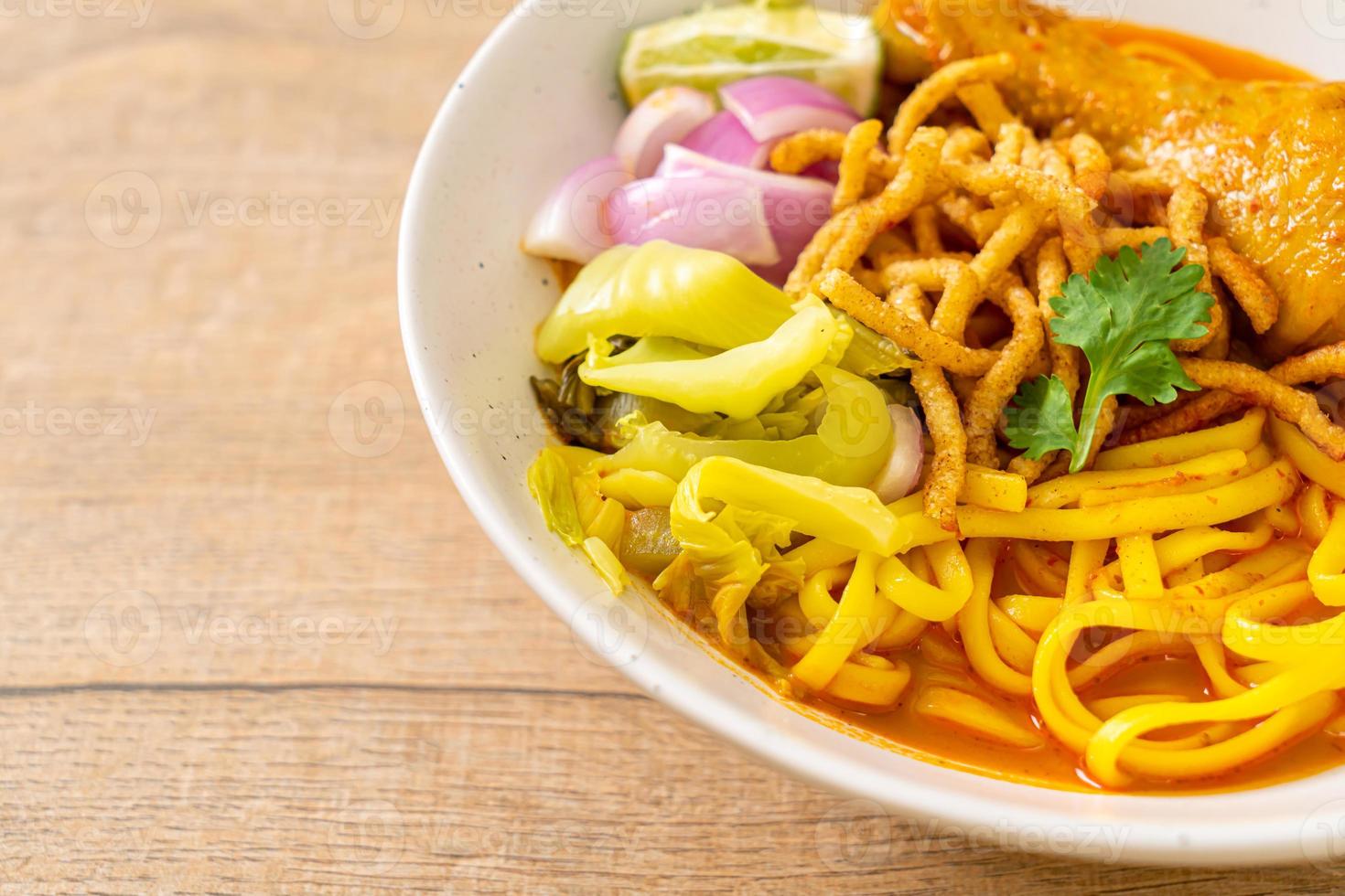 sopa de curry de fideos del norte de Tailandia con pollo foto