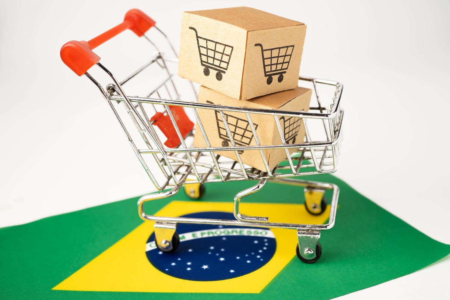 caja con el logotipo del carrito de compras y la bandera de Brasil, importación, exportación, compras en línea o comercio electrónico, servicio de entrega de finanzas, tienda, envío de productos, comercio, concepto de proveedor. foto