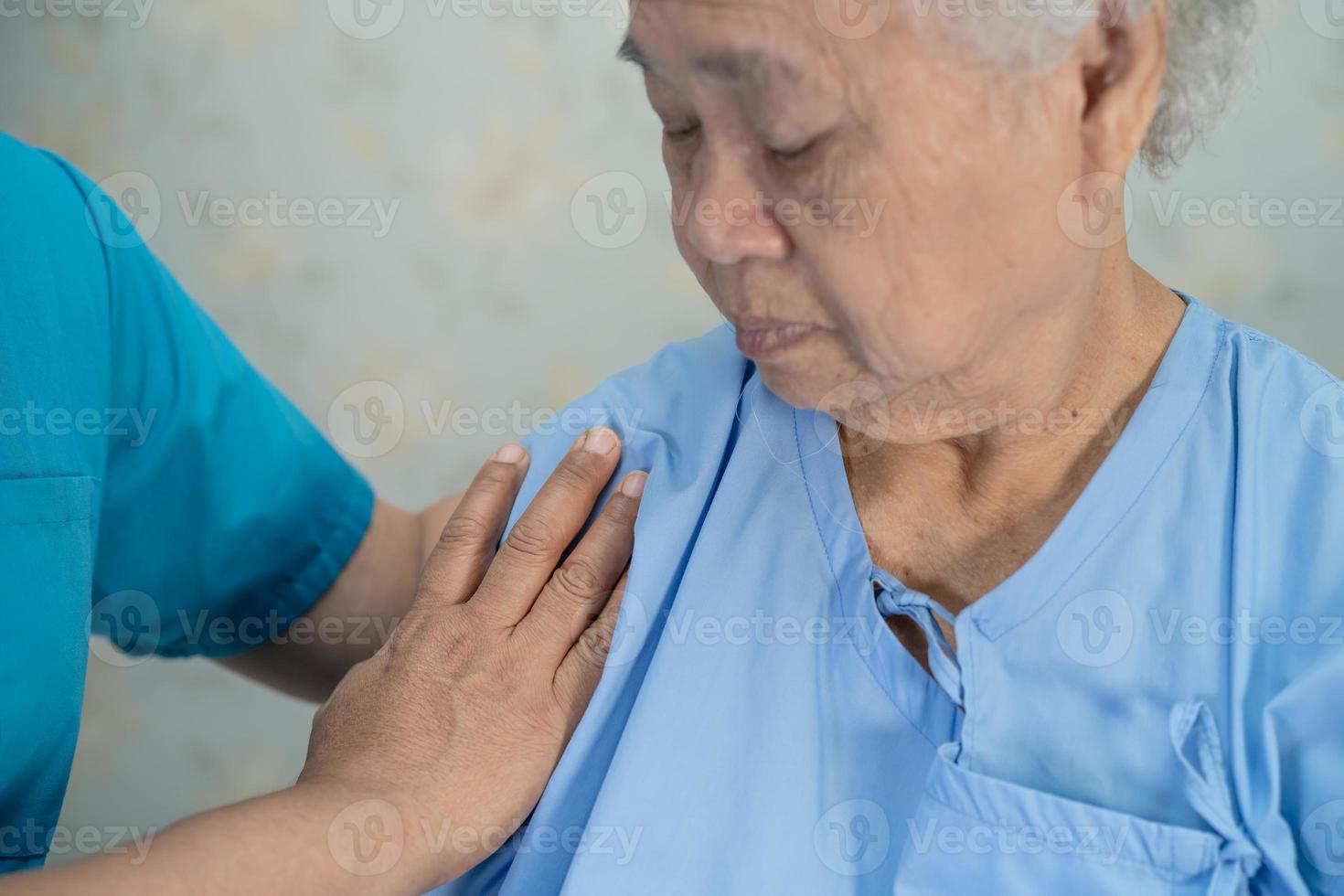 médico asiático de la enfermera fisioterapeuta que toca el paciente asiático mayor o mayor de la mujer anciana con amor, cuidado, ayuda, aliento y empatía en la sala del hospital de enfermería, concepto médico fuerte y saludable. foto