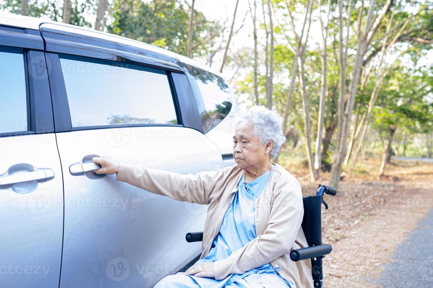 Paciente asiático mayor o anciano mujer sentada en silla de ruedas prepararse para llegar a su coche, concepto médico fuerte y saludable. foto