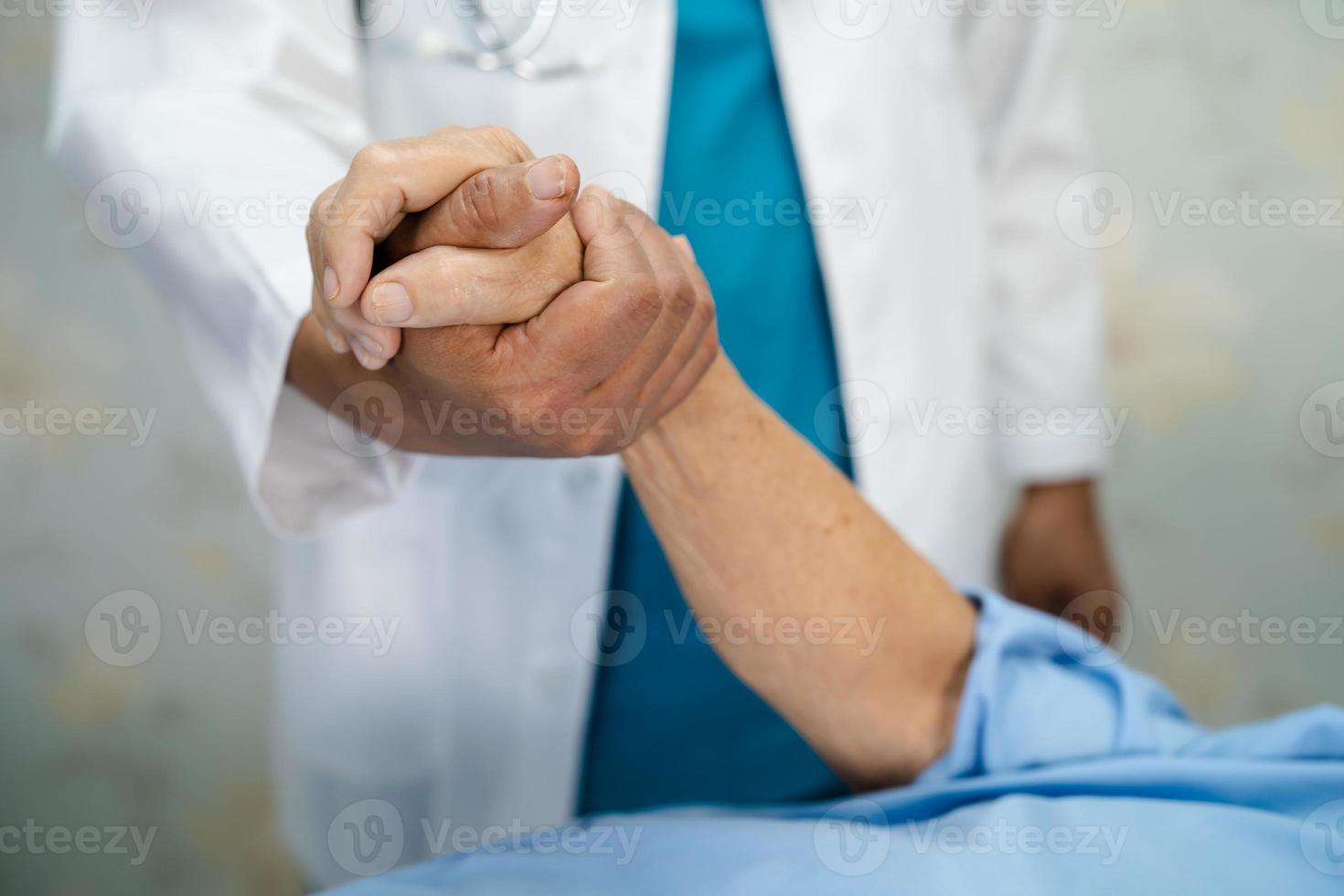 Tomados de la mano anciana asiática o anciana paciente con amor, cuidado, ánimo y empatía en la sala del hospital de enfermería, concepto médico fuerte y saludable foto