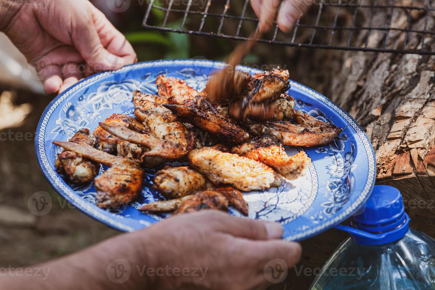 alitas de pollo a la parrilla foto