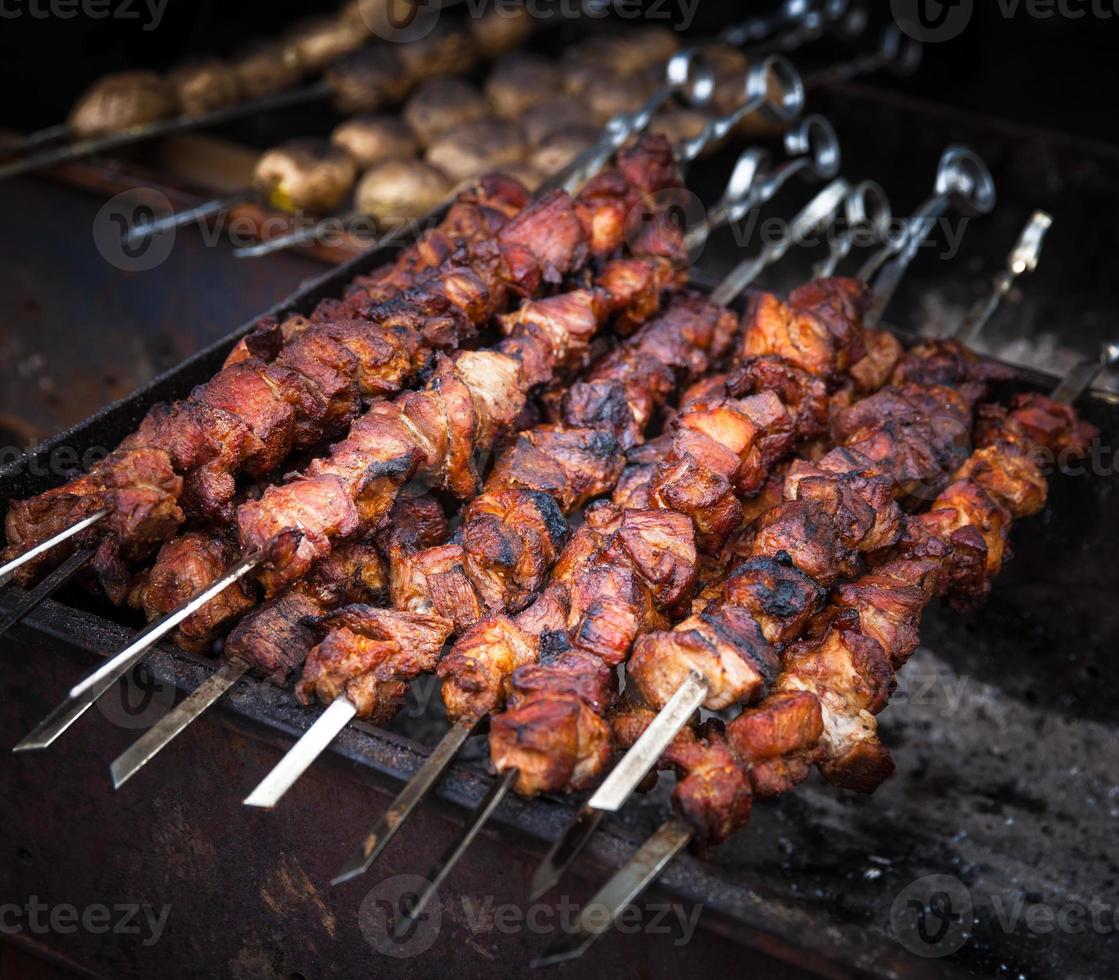 Shashlik asado a la parrilla foto