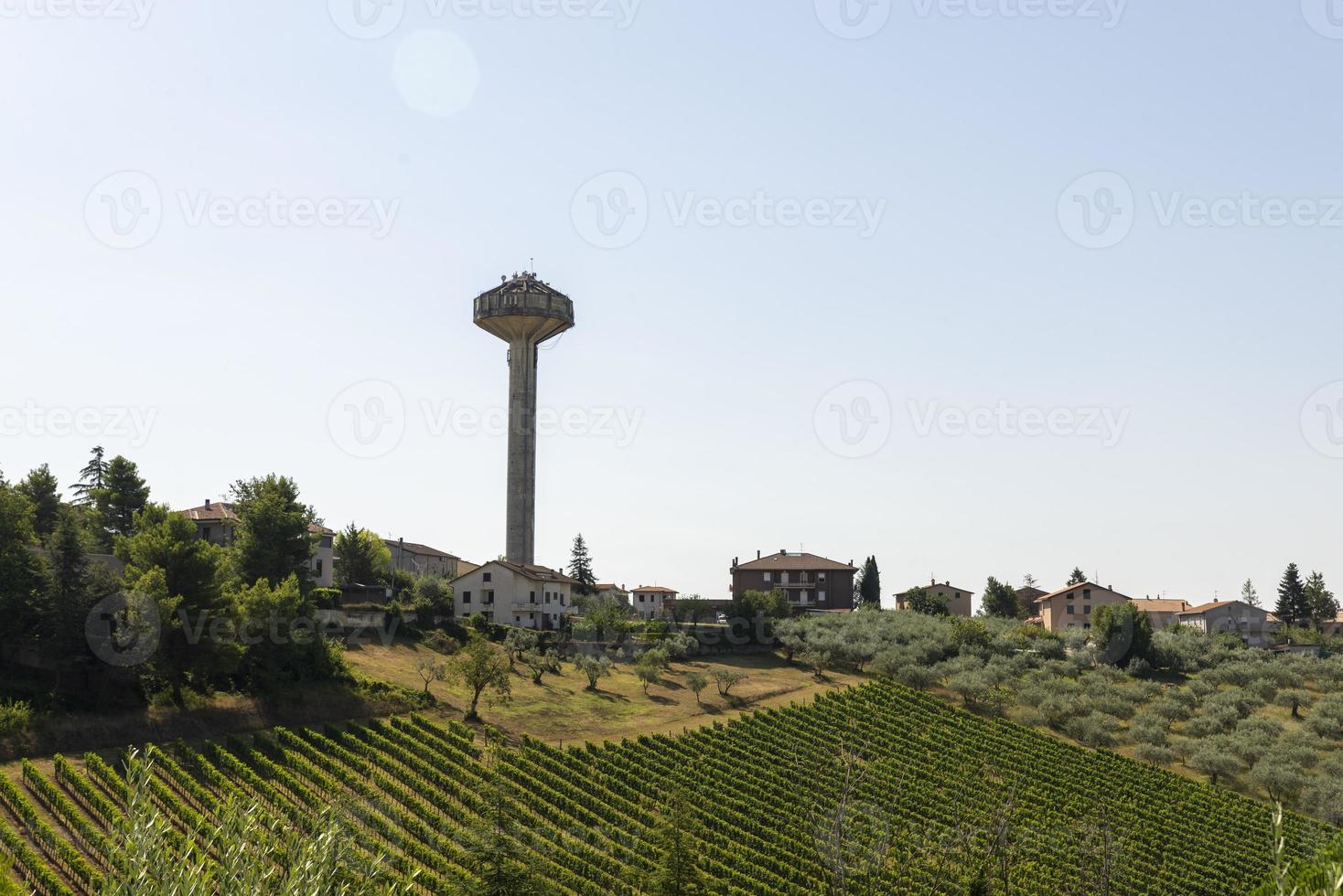 torre fuera de montefalco con distribuidores de peso foto