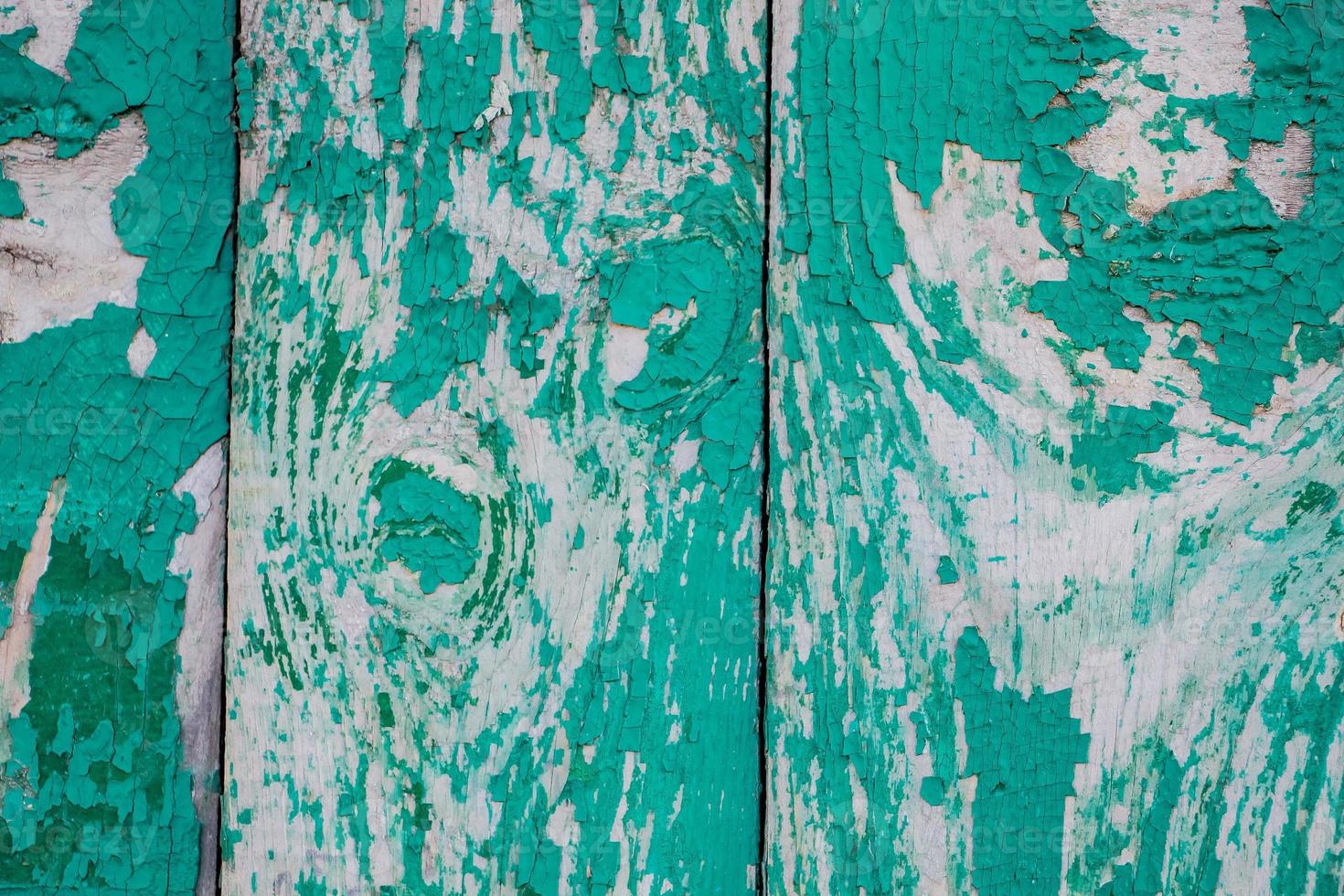 Textura de pintura vieja agrietada sobre tablas de madera. foto