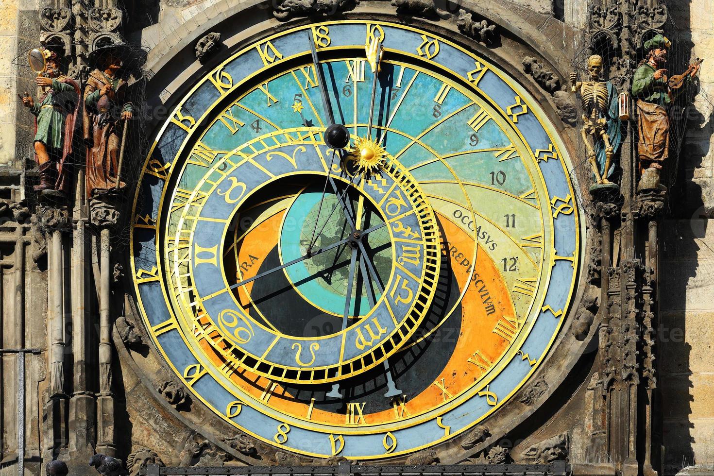 Detalle del histórico reloj astronómico medieval en Praga en el antiguo ayuntamiento, República Checa foto