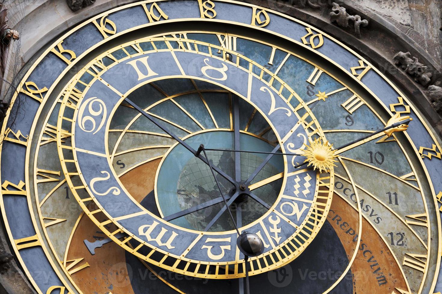 Detalle del histórico reloj astronómico medieval en Praga en el antiguo ayuntamiento, República Checa foto