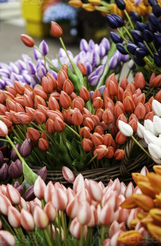 tulipanes en un mercado foto