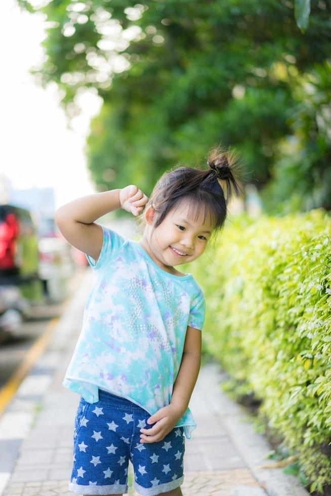 retrato, de, feliz, niña, posición, ing, en el parque foto