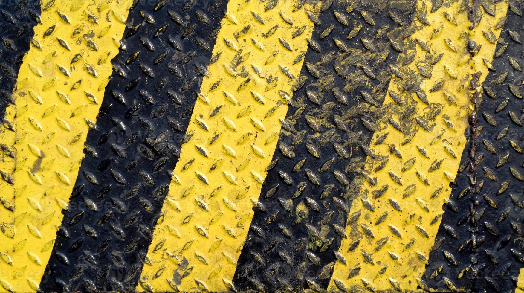 Pintura de línea negra y amarilla sobre fondo de metal antideslizante foto
