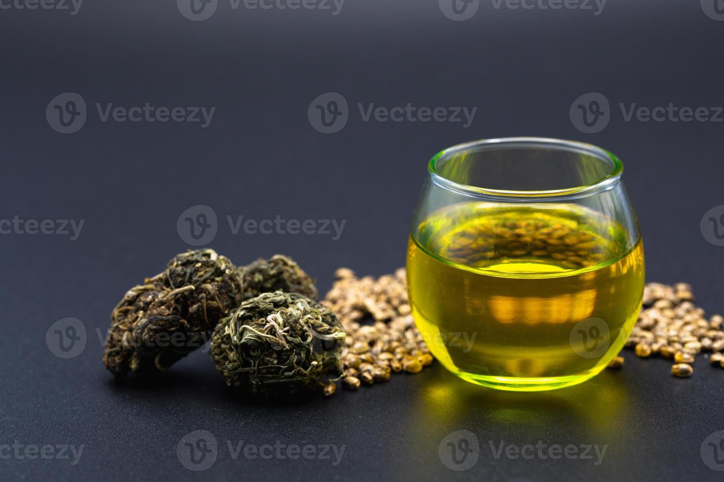 Productos de cáñamo de aceite de CBD, cannabis medicinal con extracto de aceite en una botella. concepto de cannabis medicinal foto