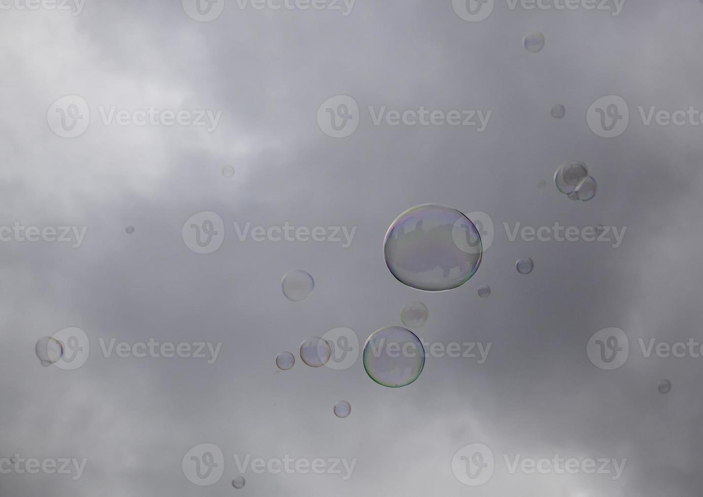 burbujas de jabón en el cielo foto